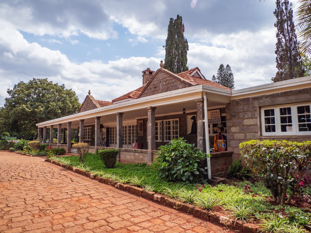 Kamienny dom Karen Blixen z werandą i ceglaną ścieżką w Nairobi