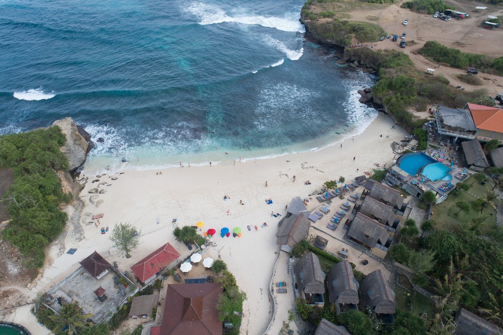 Piasek Dream Beach w zatoczce pod klifem na Nusa Lembongan, z lotu ptaka