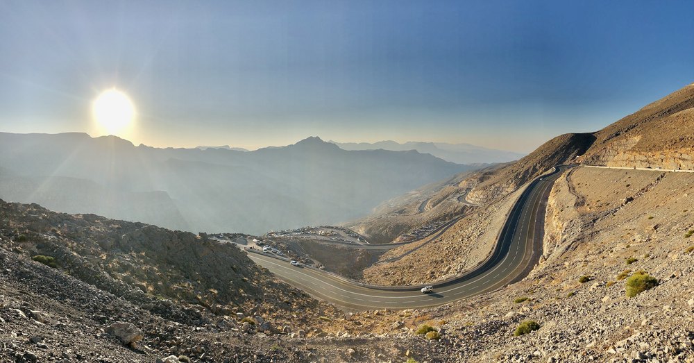 Serpentyna drogi na Jebel Jais o wschodzie słońca w górach Ras al-Chajmy