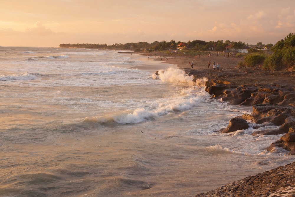 Fale przy skałach Echo Beach w Canggu o zachodzie słońca