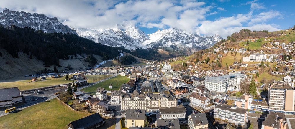 Engelberg z lotu ptaka, domy i hotele w dolinie pod ośnieżonymi górami