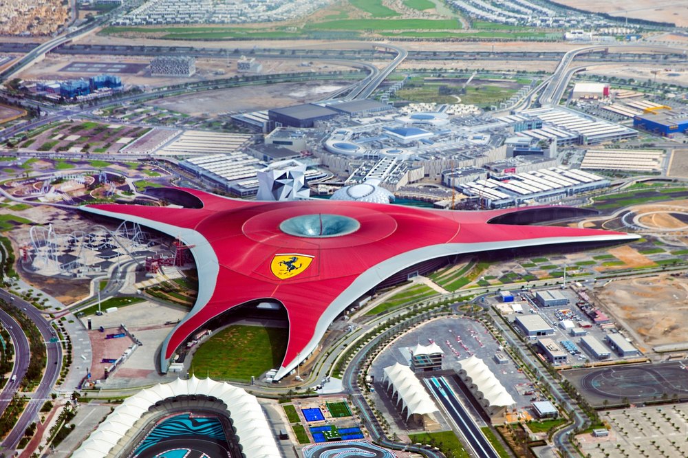 Czerwony dach parku Ferrari World na wyspie Yas w Abu Zabi, z lotu ptaka