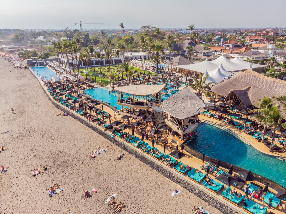 Basen klubu Finns Beach Club nad plażą Berawa w Canggu, z lotu ptaka
