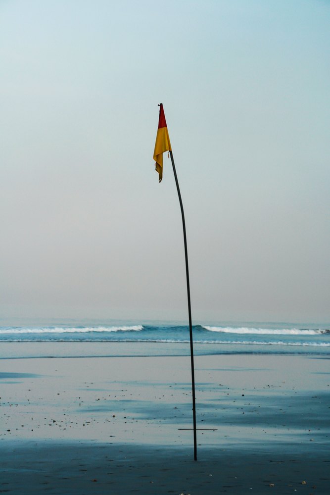 Flaga ratowników wyznaczająca strefę kąpieli na plaży Kuta na Bali