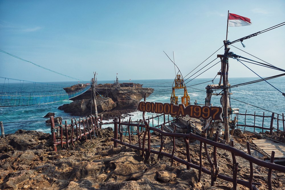 Stanowisko gondoli linowej nad oceanem na skałę Watu Panjang przy plaży Timang w Gunung Kidul