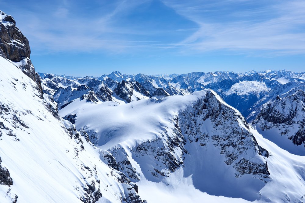 Ośnieżone szczyty i lodowce widziane z Titlis Cliff Walk