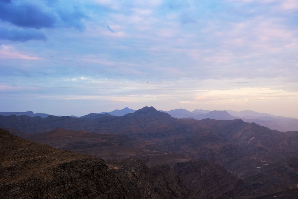 Grzbiety gór Hadżar o zmierzchu, widok z punktu widokowego na Jebel Jais