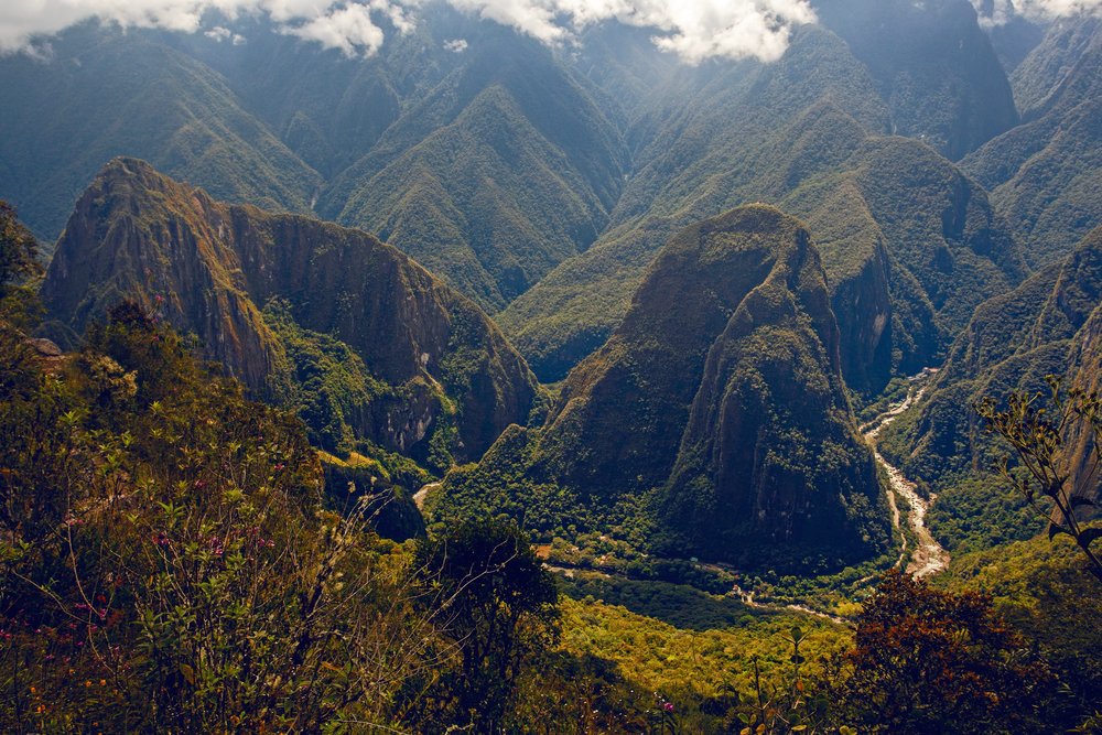Zalesione góry wokół Machu Picchu nad zakolem rzeki Urubamba