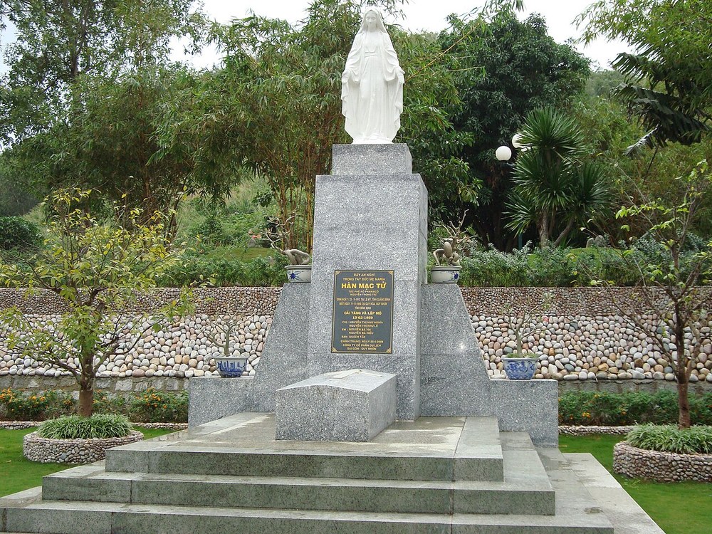 Granitowy grób poety Hàn Mặc Tử z figurą Matki Boskiej na Ghềnh Ráng w Quy Nhơn