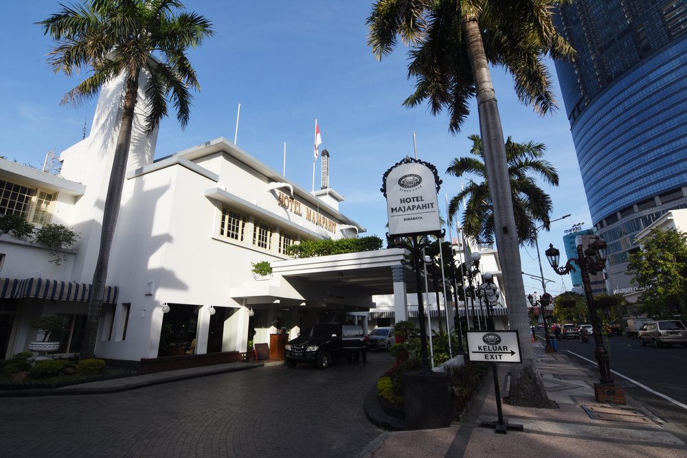 Biały budynek Hotelu Majapahit, dawnego Hotelu Oranje, przy ulicy Tunjungan w Surabai