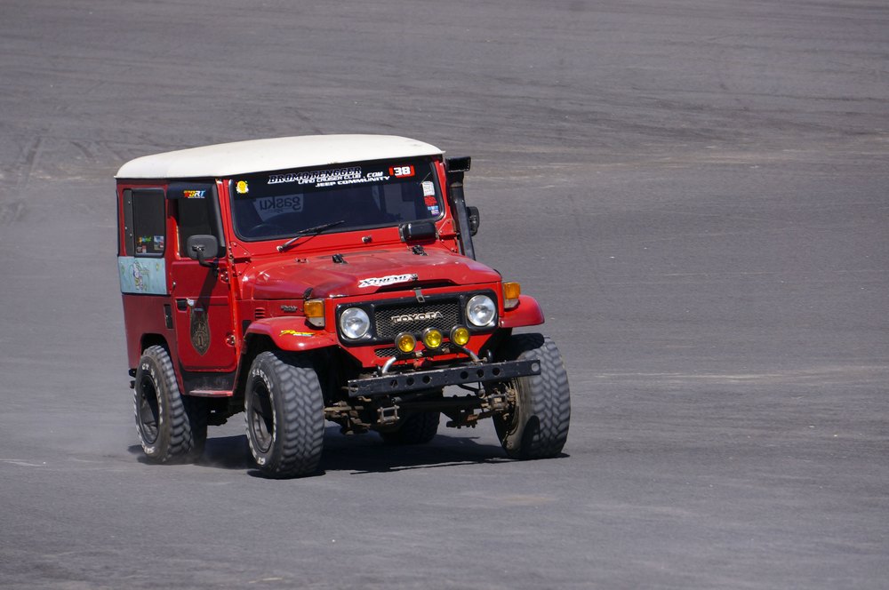 Terenowy jeep na Morzu Piasku w parku Bromo Tengger Semeru