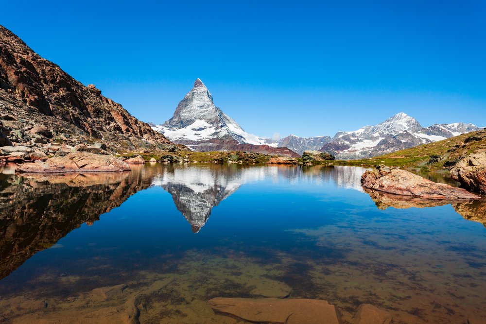 Matterhorn odbity w jeziorze Riffelsee latem