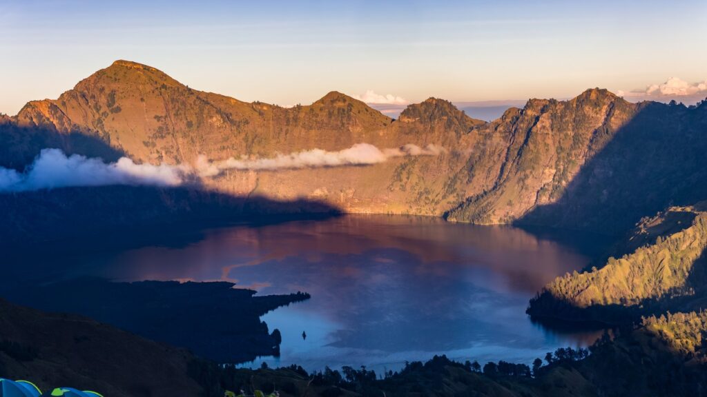 Jezioro Segara Anak w kraterze wulkanu Rinjani o świcie, widok z krawędzi krateru