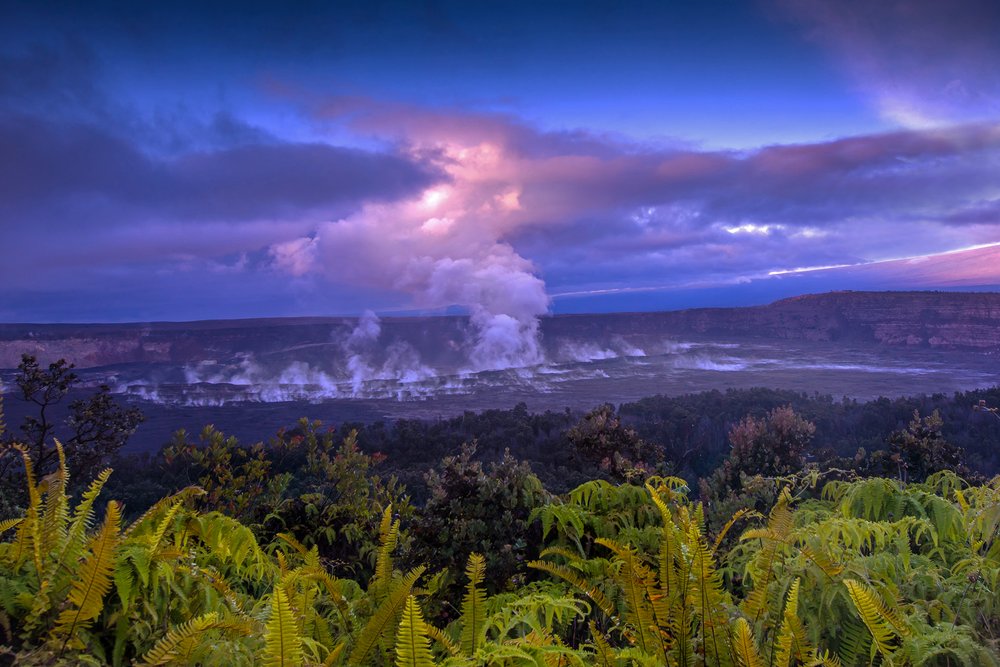 Kaldera Kīlauea z parą nad kraterem, widok spod Volcano House