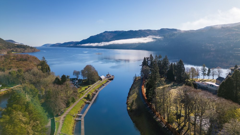 Kanał Kaledoński w Fort Augustus wpadający do jeziora Loch Ness, widok z lotu ptaka