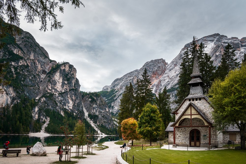 Kamienna kaplica ze spiczastą wieżą przy ścieżce nad Lago di Braies