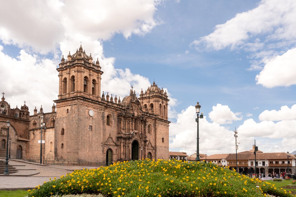 Katedra w Cusco przy Plaza de Armas pod błękitnym niebem