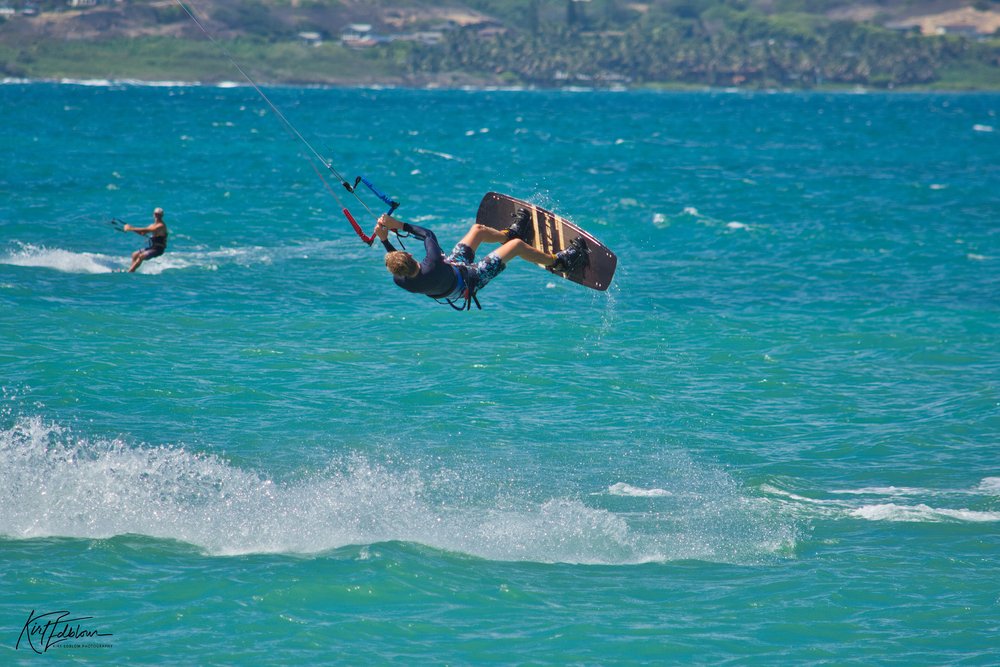 Kitesurfer w skoku przy Kanahā Beach Park na Maui