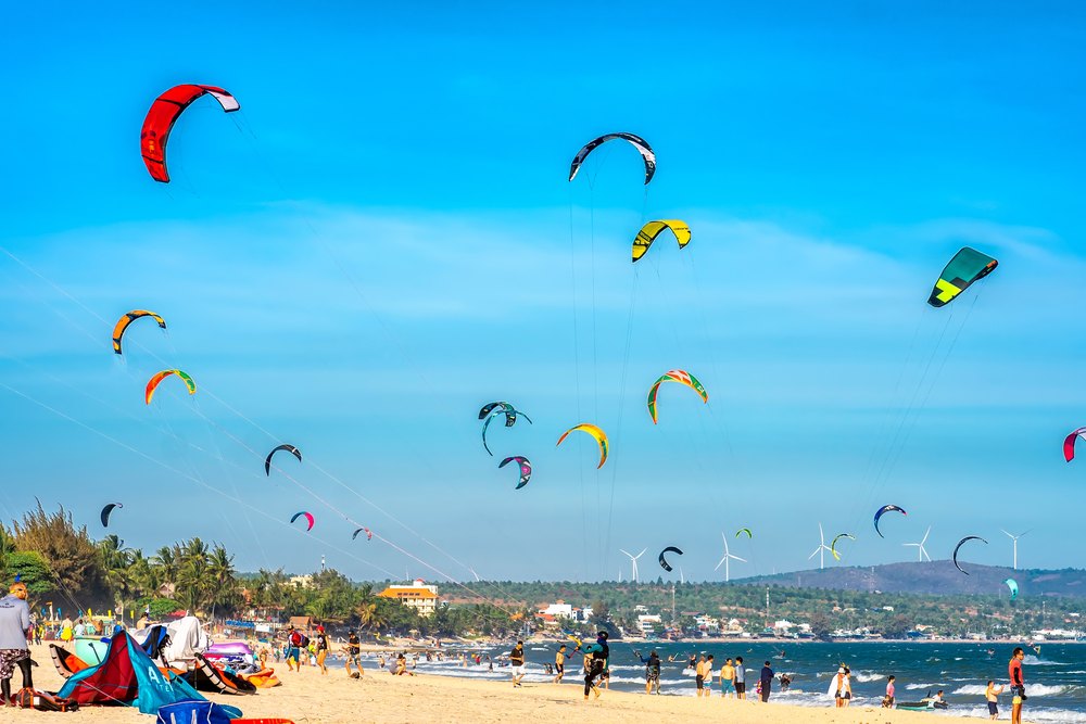 Latawce kitesurferów nad plażą w Mui Ne