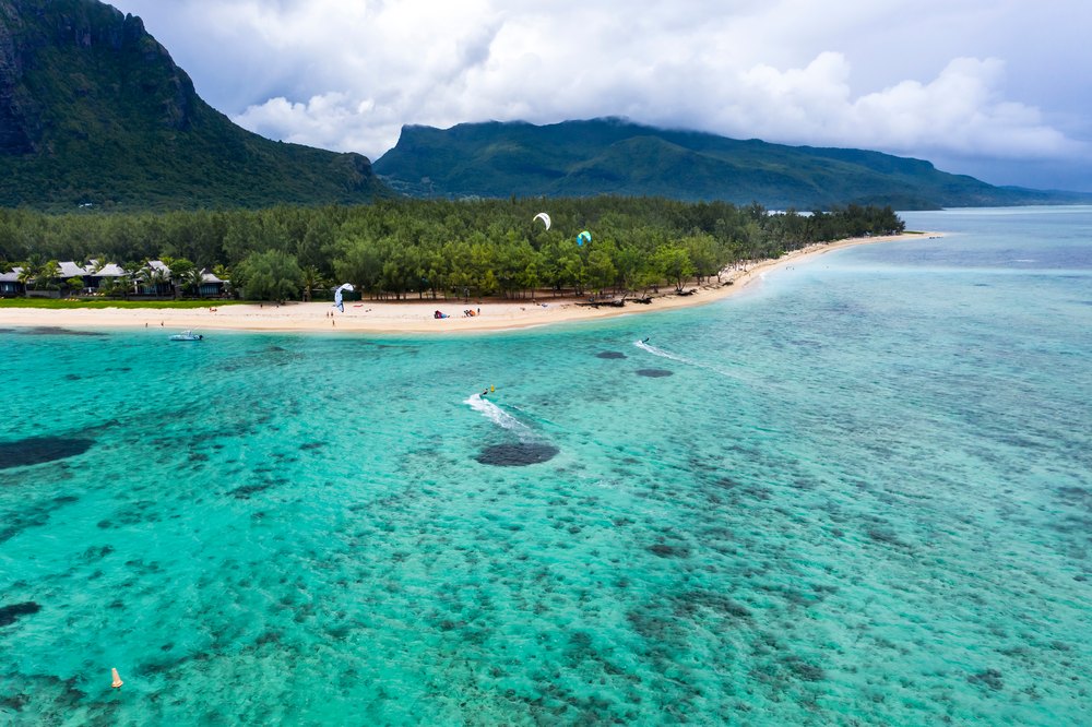Kitesurferzy w lagunie pod Le Morne