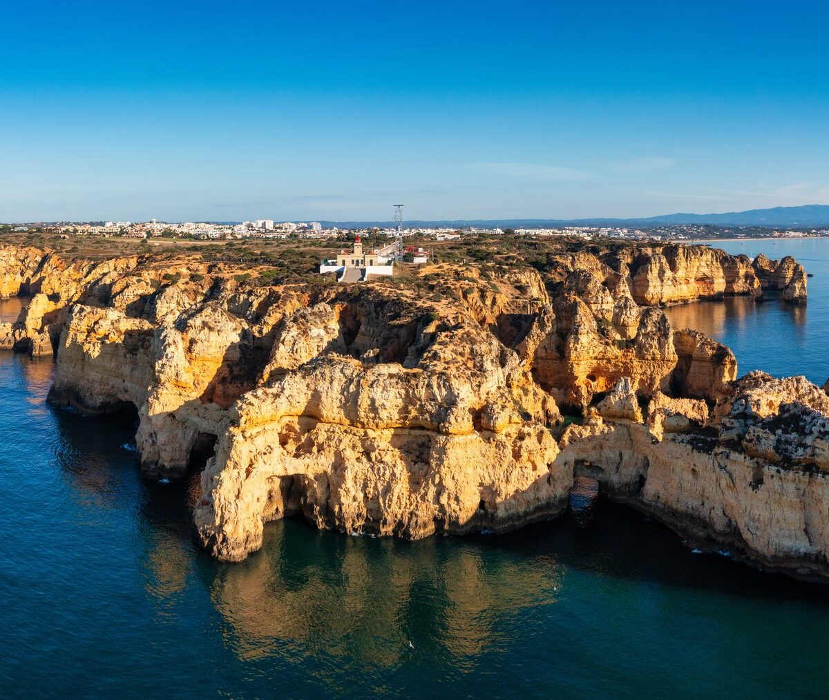 Złote klify i skały w morzu na cyplu Ponta da Piedade pod Lagos, z lotu ptaka
