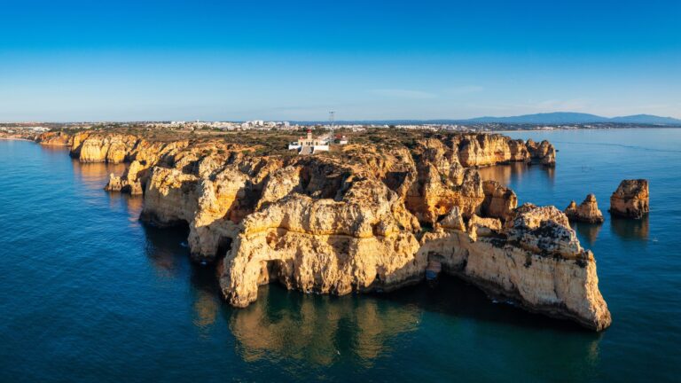 Złote klify i skały w morzu na cyplu Ponta da Piedade pod Lagos, z lotu ptaka