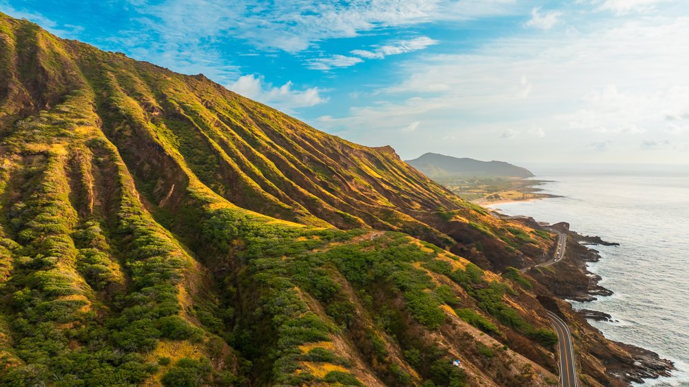 Zbocza krateru Diamond Head nad wybrzeżem Honolulu