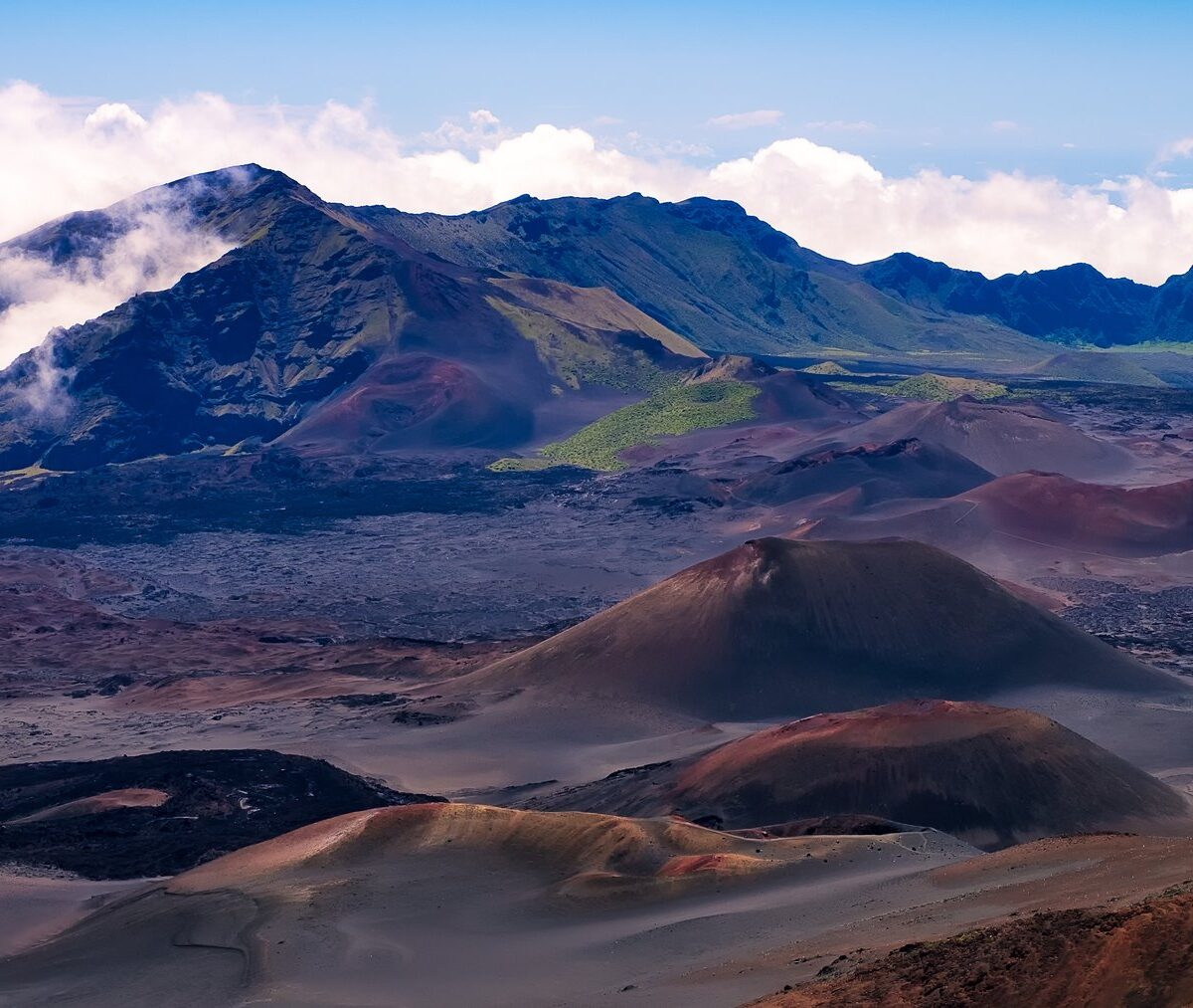 Krater Haleakalā ze stożkami żużlowymi i chmurami na Maui