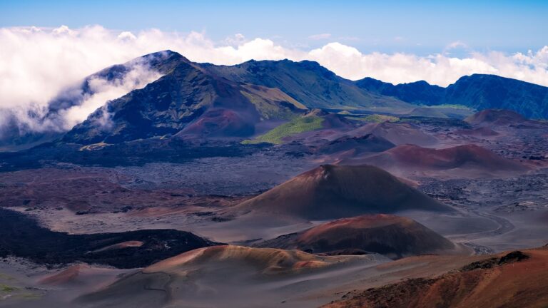 Krater Haleakalā ze stożkami żużlowymi i chmurami na Maui