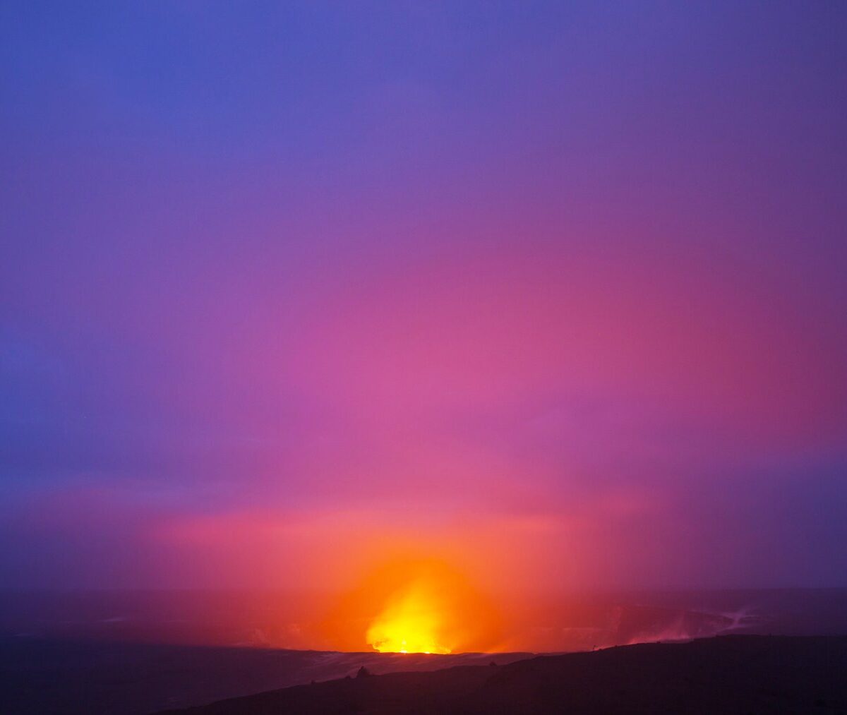 Łuna nad kraterem wulkanu Kīlauea o zmierzchu na Big Island