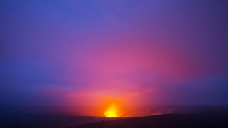 Łuna nad kraterem wulkanu Kīlauea o zmierzchu na Big Island