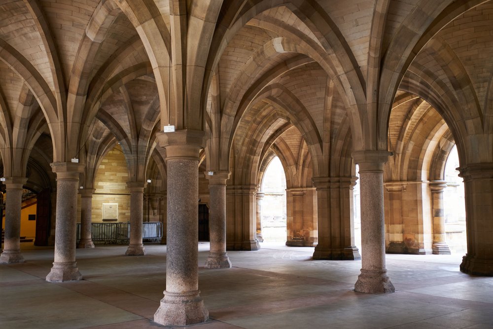 Kamienne sklepienia i kolumny krużganków The Cloisters na Uniwersytecie Glasgow