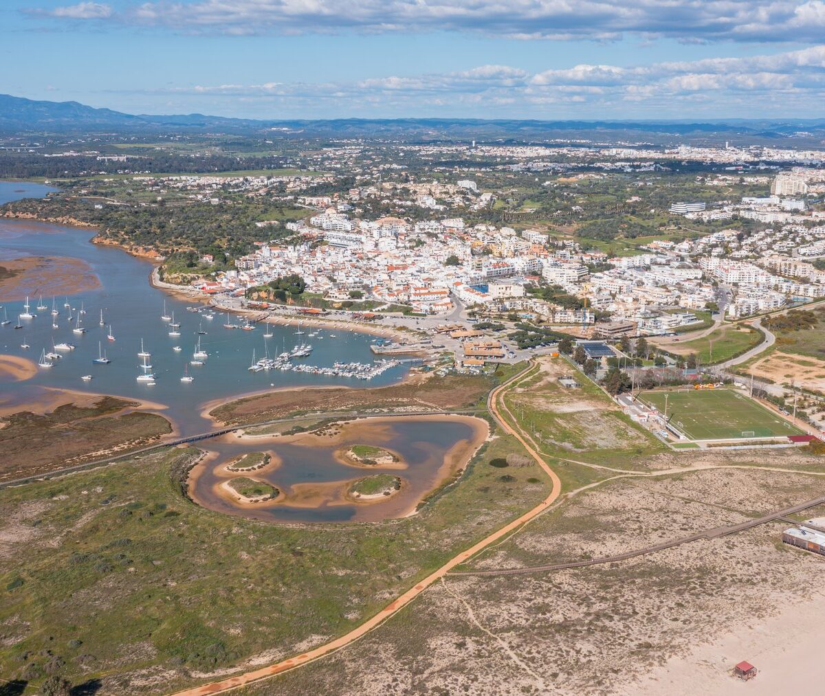 Alvor z lotu ptaka, z łodziami na lagunie Ria de Alvor i plażą na wydmach