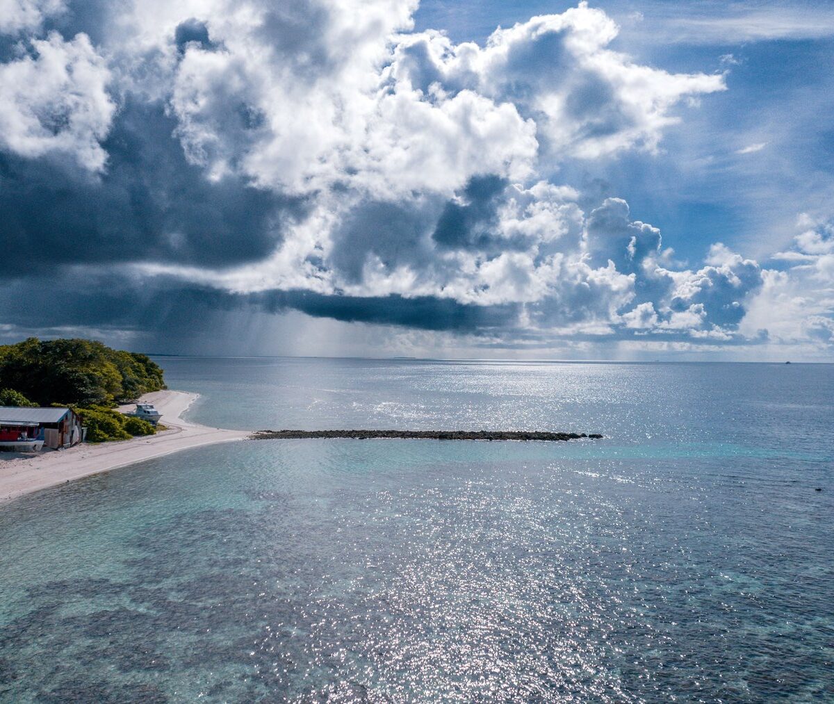 Laguna i piaszczysty brzeg wyspy Kamadhoo na Atolu Baa