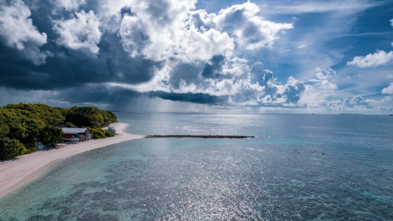 Laguna i piaszczysty brzeg wyspy Kamadhoo na Atolu Baa