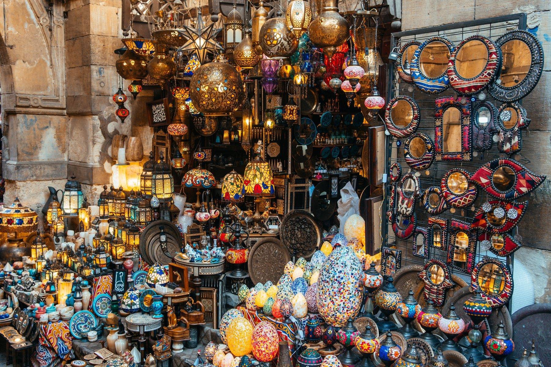 Mosiężne lampy i latarnie z kolorowym szkłem na bazarze Chan al-Chalili w Kairze