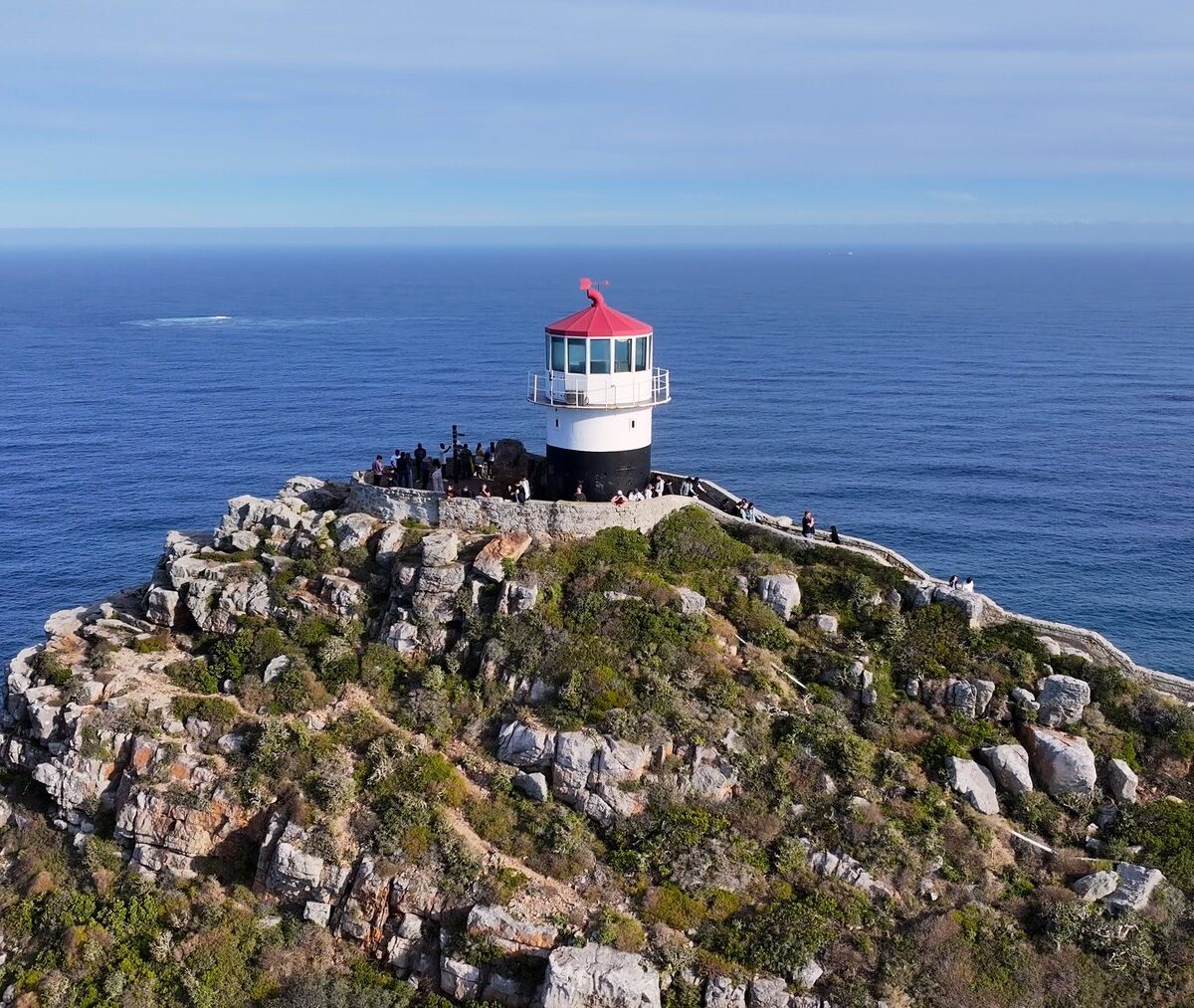 Stara latarnia na skalistym szczycie Cape Point nad oceanem