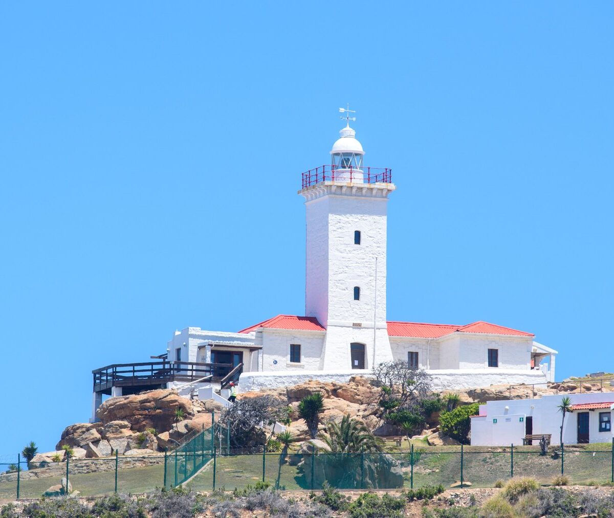 Biała latarnia Cape St. Blaize na skałach w Mossel Bay