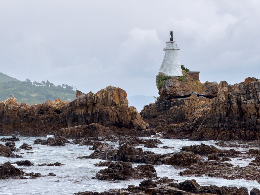 Mała latarnia na skałach przy Knysna Heads