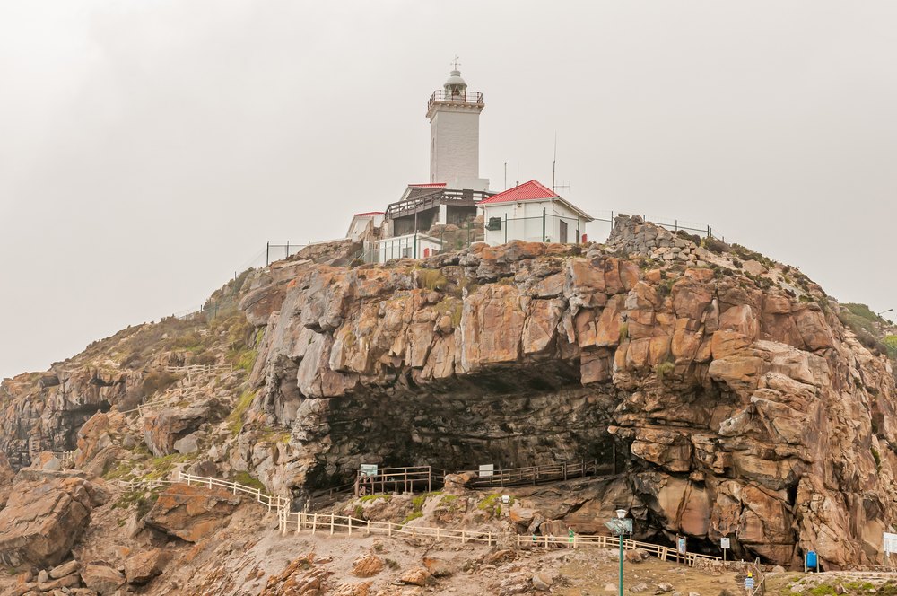 Latarnia Cape St. Blaize nad jaskinią w skale w Mossel Bay