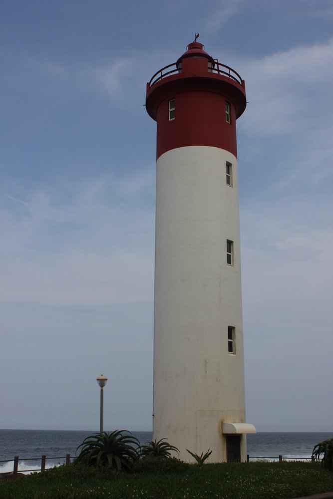 Czerwono-biała latarnia na wybrzeżu Umhlanga Rocks