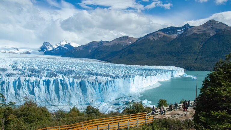 Czoło lodowca Perito Moreno nad jeziorem Argentino i kładki widokowe w lesie