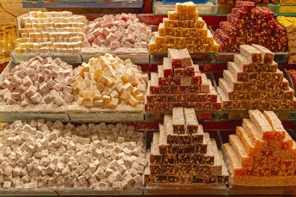 Piramidy kostek lokum z orzechami i pistacjami w witrynie tureckiej cukierni