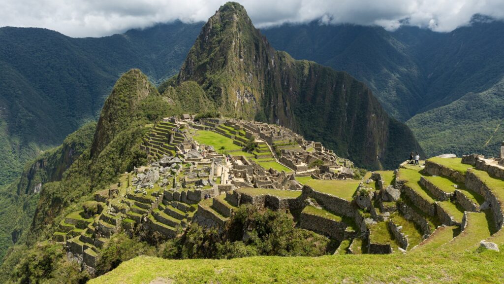 Cytadela Inków Machu Picchu z tarasami pod szczytem Huayna Picchu