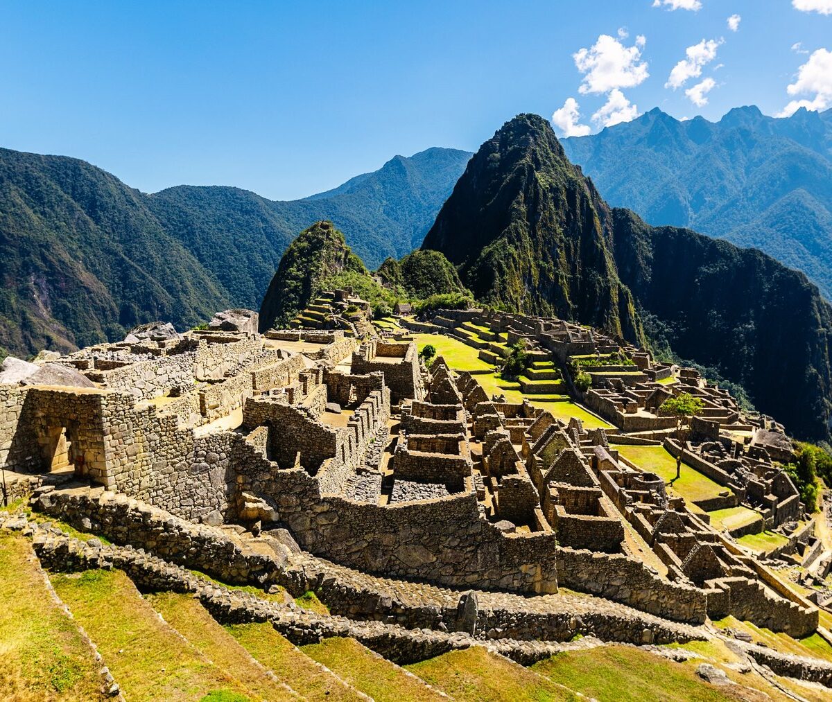 Ruiny Machu Picchu z tarasami i szczytem Huayna Picchu w słoneczny dzień
