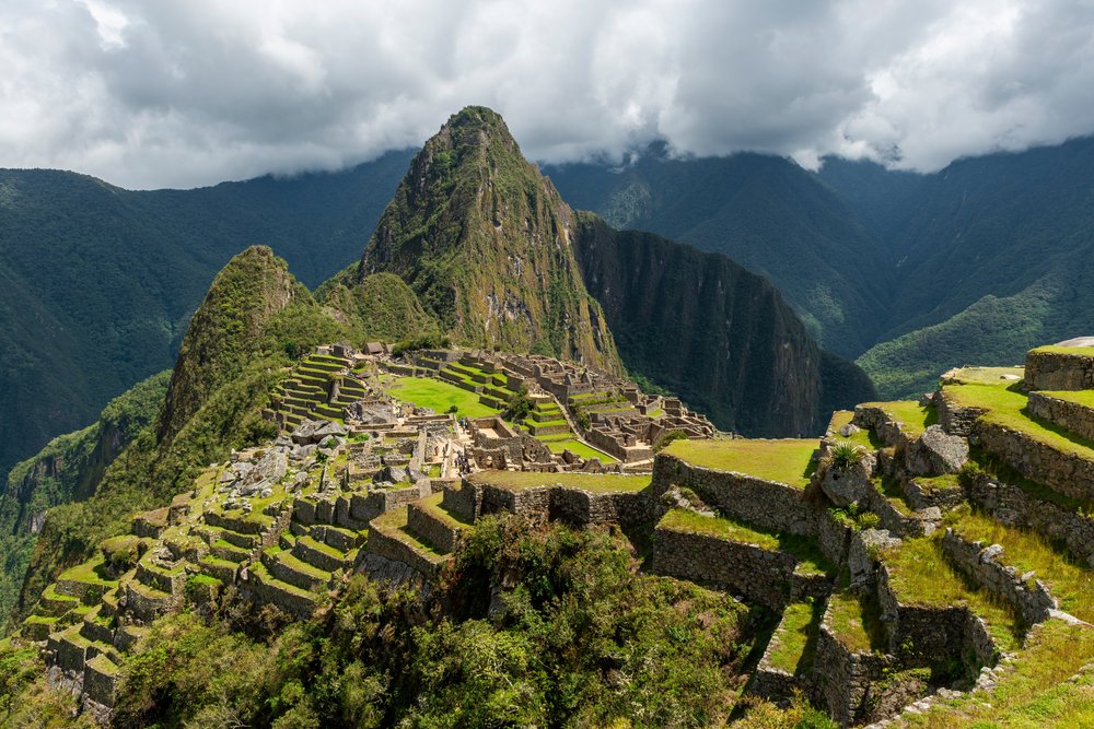 Machu Picchu i Huayna Picchu pod chmurami, zielone tarasy cytadeli Inków