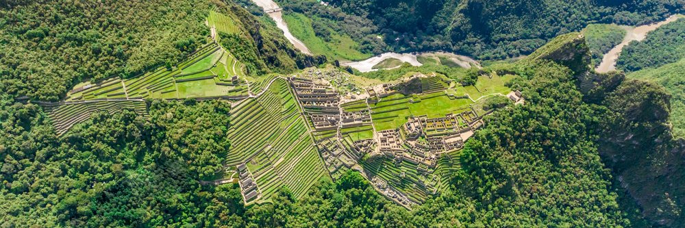 Tarasy i zabudowania Machu Picchu widziane z lotu ptaka