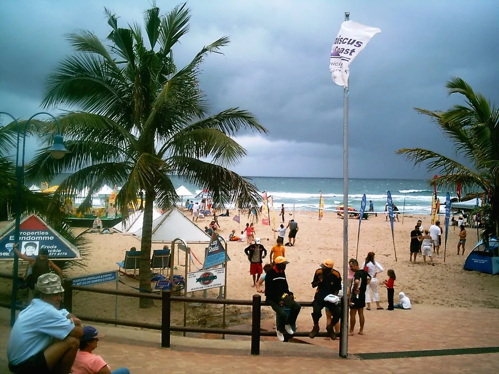 Margate Main Beach w centrum miasta, palmy i plażowicze