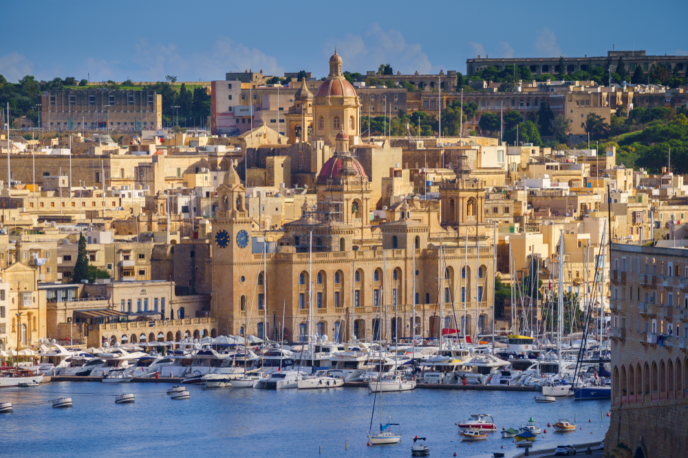 Birgu nad mariną z jachtami, nad nabrzeżem kopuła kościoła i zabudowa z piaskowca