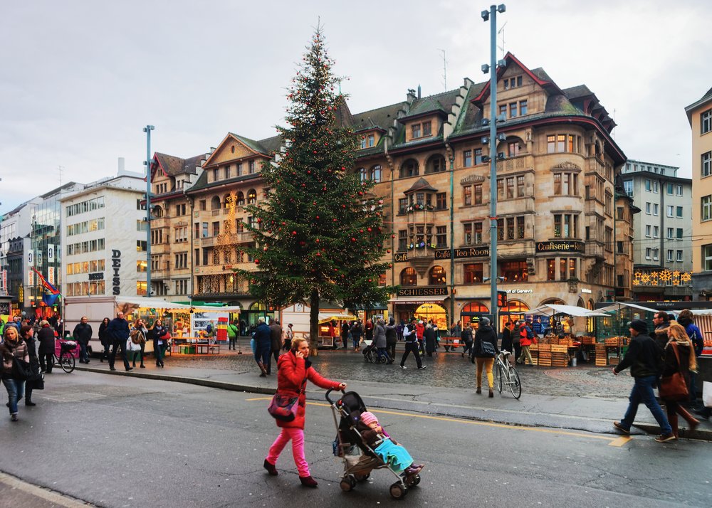 Choinka i stragany na Marktplatz w Bazylei zimą